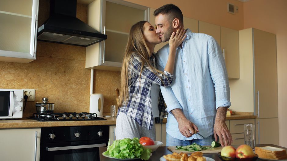Casal preparando uma refeição juntos