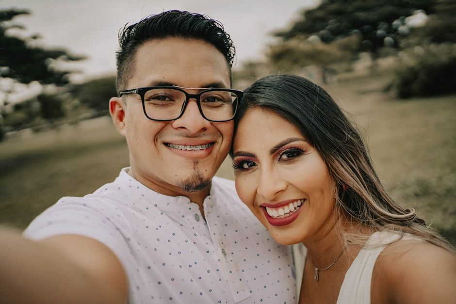 Casal registrando um momento juntos